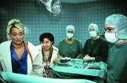 Rita (Gaby Köster, l.) musste die Pille absetzen. Nun will Horst sich um die Verhütung kümmern und liegt schon unterm Messer. Rita und Gisi (Franziska Traub, 2.v.l.) sind dagegen...