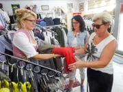 V.l.: Verkäuferin, Shoppingbegleitung Monika, Kandidatin Elfriede