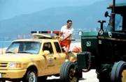 Mitch (David Hasselhoff) sucht den Verursacher eines riesigen Lochs am Strand.