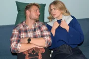 Zwischen Paul (Niklas Osterloh) und Alicia (Josefin Bressel) herrscht endlich Einigkeit zum Thema Urlaubsplanung.