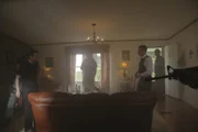 Hat Drogendealer Glenn Sapp (Che Broadway,l.) den Soldaten Curtis Ashley getötet? Lt. Joe Kenda (Carl Marino) und ein SWAT-Team nehmen seine Wohnung ganz genau unter die Lupe ....
