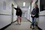 Dom Chalmers (Angus Sampson, l.); Angie Davis (Claudia Karvan, r.)