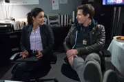 Amy Santiago (Melissa Fumero, l.); Jake Peralta (Andy Samberg, r.)