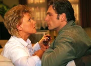 Während sie auf ihre Schützlinge warten, kommen sich Nikola (Mariele Millowitsch) und Dr. Schmidt (Walter Sittler) näher.
