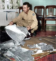 Jesse Marcel, leitender Geheimdienstoffizier, der zunächst einige der Trümmer des UFO-Absturzortes von Roswell 1947 untersuchte und barg. Mitte 1947 stürzte ein Ballon der US-Luftwaffe auf einer Ranch in der Nähe von Roswell, New Mexico, ab. Nach anfänglichem großem Interesse an der abgestürzten "fliegenden Scheibe" erklärte das US-Militär, dass es sich lediglich um einen herkömmlichen Wetterballon gehandelt habe.
