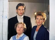 Dr. Schmidt (Walter Sittler), Nikola (Mariele Millowitsch, re.) und die Hausmeisterin Frau Dübel (Ruth Brück) erwischen Peter und Schmidts Nichte beim Knutschen...