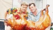 Lothar (Rene Heinersdorff, li.) und Benno (Willi Thomczyk) haben nur Augen für das köstlich duftende Ferkel. Und sie haben Hunger. Es kann doch nicht sein, dass das Essen nur wegen eines dummen Streits zwischen ihren Frauen ausfallen soll...