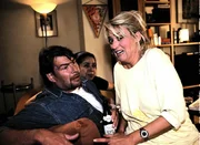 Rita (Gaby K&ouml;ster, r.) graust es schon vor den reichen Eltern von Markus' Freund. W&auml;hrend Gisi (Franziska Traub, hinten) sich auf die Bekanntschaft der Niederl&auml;nders freut, versucht Frank (Frank Vockroth) zu vermitteln.