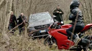 Rocco (Marco Giallini, 2. v. re.) und seine römischen Freunde in unwegsamem Gelände im Friaul.