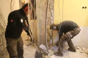 Es wird gesägt, gebohrt, geschliffen und gemalt - das Zuhause im Glück-Team gibt alles!