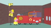 Heute ist Übungstag für die Mütterfeuerwehr. Mama Wutz (re.) schließt sich an, um das Feuerlöschen zu üben. Sobald der Alarm ertönt, werden die Helme aufgesetzt, an der Rutschstange runter gerutscht und schnell aus der Station gefahren.