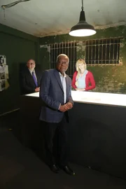 v.l.: Der ehemalige Kriminalbeamte Chief Inspector Colin Sutton, Journalist Sir Trevor McDonal und die Psychologin Dr. Donna Youngs