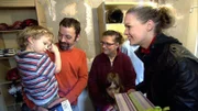 Alle freuen sich, dass das Zuhause im Glück-Team um Expertin Eva Brenner (re.) da ist.