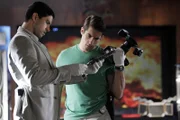 Nachdem der Gigolo Derek Vaughn erschlagen in einer Pool-Cabana aufgefunden wird, suchen Eric Delko (Adam Rodriguez, li.) und Ryan Wolfe (Jonathan Togo) nach der Tatwaffe.