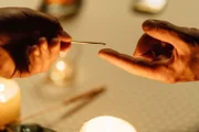 Zwei Hände und eine Nadel