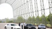 Porsche Panamera, Maserati Quattroporte und Aston Martin Rapide unter der Brücke im Farnborough BusinessPark mit v.l.: Richard Hammond, James May, Jeremy Clarkson.