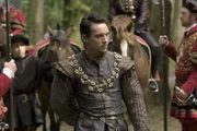 Bei einem Ausritt trifft König Henry VIII. (Jonathan Rhys Meyers, M.) auf die bürgerliche Beth, mit der er sich daraufhin ein wenig vergnügt ....
