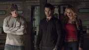 Isaac (Daniel Sharman, li.), Derek (Tyler Hoechlin) und Erica (Gage Golightly) sehen Jackson dabei zu wie er auf das Gift reagiert...