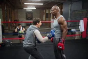 Jake Peralta (Andy Samberg, l.); Terry Jeffords (Terry Crews, r.)