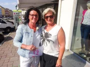 Kandidatin Elfriede (r.) mit ihrer Shoppingbegleitung Monika