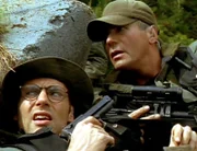 Jackson (Michael Shanks, l.) und O'Neill (Richard Dean Anderson) müssen in Deckung gehen, um ihr Leben nicht gleich zu verlieren.