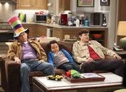 Als Walden (Ashton Kutcher, r.) nicht mehr den Alleinunterhalter f&uuml;r seinen neuen Pflegesohn Louis (Edan Alexander, M.) spielen m&ouml;chte, schl&auml;gt Alan (Jon Cryer, l.) vor, Spielkameraden f&uuml;r ihn zu suchen. Doch ist das wirklich eine gute Idee?