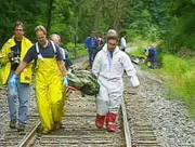 An einer Bahnstrecke zwischen Seattle und Washington wird die Leiche der 53-jährigen Arlene Jensen gefunden.