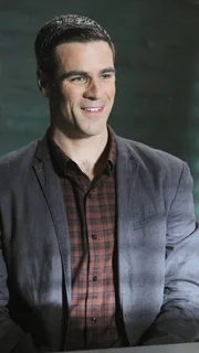 Don Flack (Eddie Cahill) zieht bei der Vernehmung eines Verd&auml;chtigen alle Register und f&uuml;hrt diesen in die Irre. Kann er so, den Mord an einem Polizisten aufzukl&auml;ren?