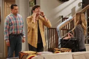 Die Sozialarbeiterin Miss McMartin (Maggie Lawson, r.) hat für Walden (Ashton Kutcher, M.), Alan (Jon Cryer, l.) eine gute Nachricht. Sie wurden für die Adoption eines Kindes zugelassen ...