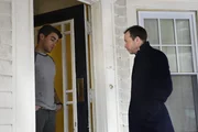 Während Danny (Donnie Wahlberg, r.) einen Fall aufklären will, bei dem Unbekannte auf die schwangere Frau von Mike Rose (Josh Segarra, l.) eingeschlagen haben, hat Frank Schwierigkeiten damit, der Bitte seines Vaters, den Sohn eines Freundes zu befördern, nachzukommen ...