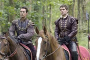 Bei einem Ausritt mit Charles Brandon (Henry Cavill, r.) trifft  König Henry VIII. (Jonathan Rhys Meyers, r.) auf Beth, eine Bürgerliche, mit der er seine außerehelichen Eskapaden weiter auslebt ....