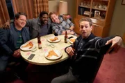 (im Uhrzeigersinn) Dick Novak (Charlie McCrackin); Gary (Ron Funches); Dale (Brendan Jennings); Jack Griffin (Glenn Howerton)