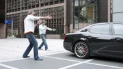 Jeremy Clarkson (l.) und James May besprechen den Maserati Quattroporte auf dem Finsbury Square.