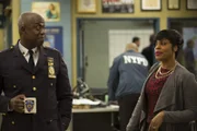 Captain Ray Holt (André Braugher, l.); Debbie (Niecy Nash, r.)