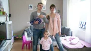 Patrick (25), Kim (23) mit den Töchtern Miia (3, vorne) und der 8 Monate alten Leoni, die an einem Gendefekt leidet