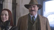 Frank (Tom Selleck, r.) begleitet seinen Enkel Sean auf einem Schulausflug. Als ihm auffällt, dass die Aufsichtsperson Joyce Carpenter (Annie Wersching, l.) den Kindern kaum Freiheiten lässt, versucht er, sie zu erweichen. Währenddessen muss Danny eine Frau aufhalten, die sich umbringen will ...