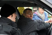 Yvi ist skeptisch, ob es so eine gute Idee ist, dass sich ihr Opa wieder hinters Steuer setzt. Von links: Florian Brunner (Tommy Schwimmer), Alois (Erich Hallhuber sen.) und Yvonne Preissinger (Alexa Eilers).