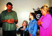 Rita (Gaby Köster, r.) freut sich auf einen kuscheligen Abend mit Horst (Frank Vockroth, l.). Doch vorher schickt Horst Sandra (Jasmin Schwiers) und Markus (Marius Theobald) ins Kino.