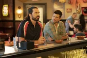 Freddy (Brian Thomas Smith, l.); Riley (Parker Young, r.)