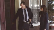 Danny (Donnie Wahlberg, l.) und Baez (Marisa Ramirez, r.) werden zu einer Schule gerufen, an der ein junges Mädchen entführt wurde. Dies lässt bei Danny Erinnerungen an ein ähnliches Vorkommnis an derselben Schule aufkommen. Gibt es einen Zusammenhang zwischen den beiden Fällen ...