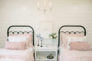 Mit spektakulären Details und ganz viel Liebe verwandeln die Gaines ein heruntergekommenes Haus in einen Traumpalast im Farmhouse-Style. Auch die Kinder des Paares sollen voll und ganz zufrieden gestellt werden. Wie wird die Familie am Ende reagieren?