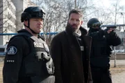 Rechtsmediziner Dr. Fred Abel (Tim Bergmann, M.) wird zu einer heiklen Mission hinzugezogen: Zwei Mordopfer wurden in Kalkfässern gelagert und sind nun fast vollständig zersetzt ...