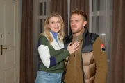 Alicia (Josefin Bressel) erspart Paul (Niklas Osterloh) den Spott seiner Freunde über die desolate Leistung beim Wandern.