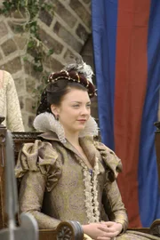 Die Königin von England (Natalie Dormer) zerbricht sich den Kopf darüber, wie sie die Legitimität ihrer Tochter Elisabeth als Thronerbin ein für alle Mal festigen kann. Denn in ganz Europa gibt es eine große Anzahl von Kritikern, die ihre Tochter als königlichen Bastard sehen ...