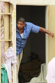 Walter (Omar Miller) und Ryan wurden an einem Tatort von einem Tornado überrascht. Während Walter sich in einen Wandschrank retten konnte, fehlt von Ryan jede Spur...