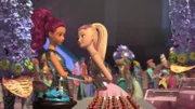 Barbie (r.) trifft auf ihre Heldin Sal-Lee und ist außer sich vor Freude.