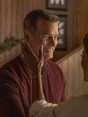 Bobby Nash (Peter Krause, l.); Athena Grant (Angela Bassett, r.)