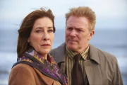 Shirley (Phyllis Logan, l.); Marty (John McArdle, r.)