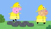 Heute ist Übungstag für die Mütterfeuerwehr. Mama Wutz (li.) schließt sich an, um das Feuerlöschen zu üben.