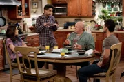 (v.l.n.r.) Lizzie (Elizabeth Alderfer); Al (Adhir Kalyan); Art (Dean Norris); Riley (Parker Young)
